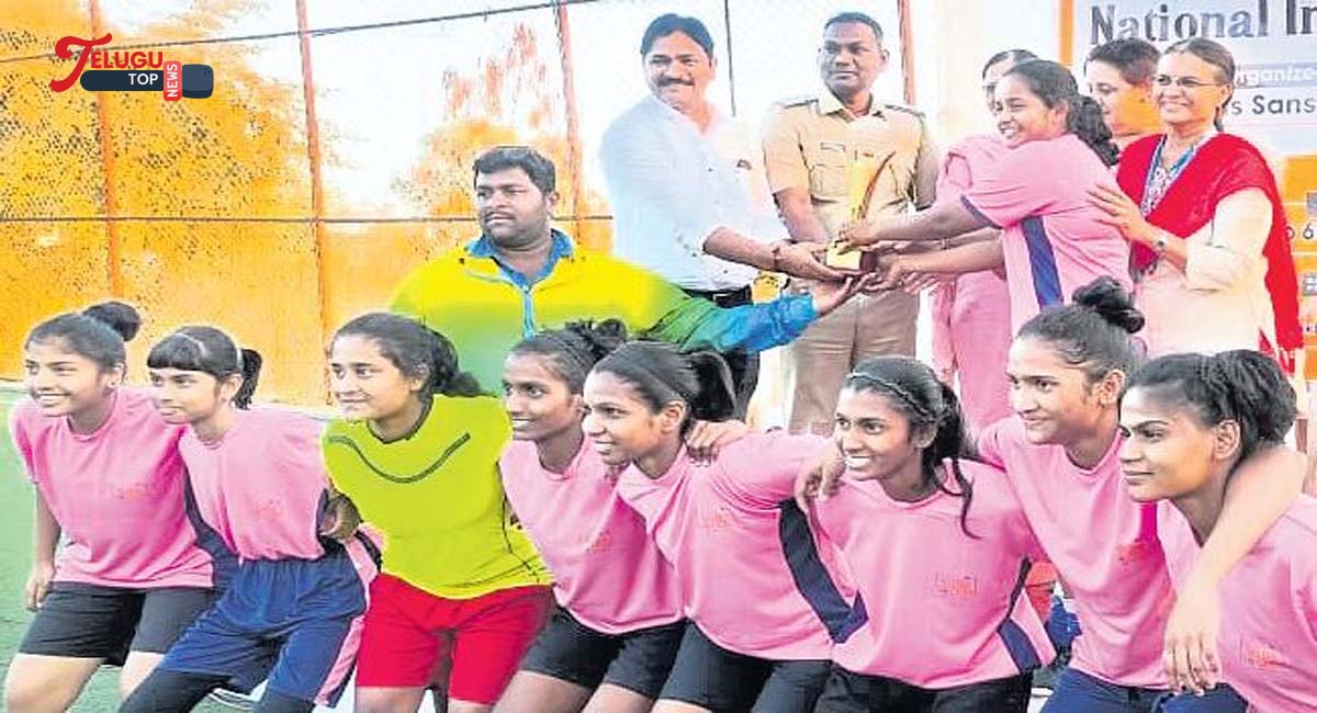 Football : అమెరికాలో ఫుట్ బాల్ ఆడబోతున్న తెలుగు అమ్మాయి ..