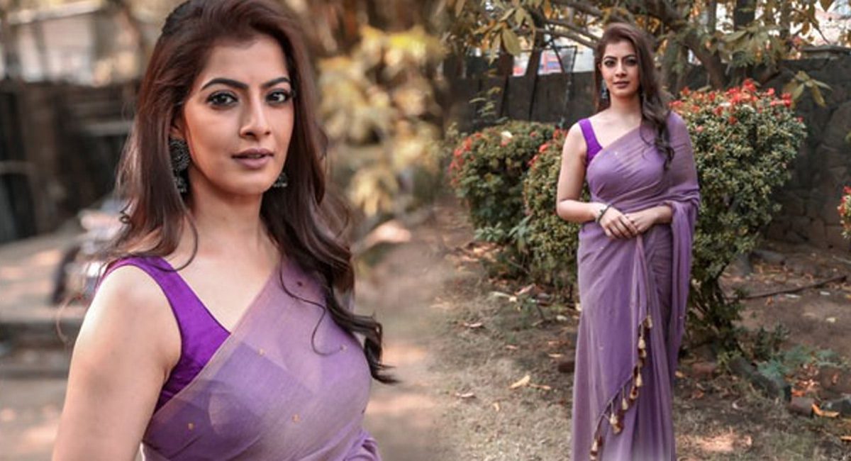 Varalaxmi Sarathkumar : హాట్ ఫోటో షో చేస్తూ రెచ్చిపోతున్నా బాలయ్య చెల్లి..చూపించడంలో ఏమాత్రం వెనకడుగు వేయడం లేదుగా…