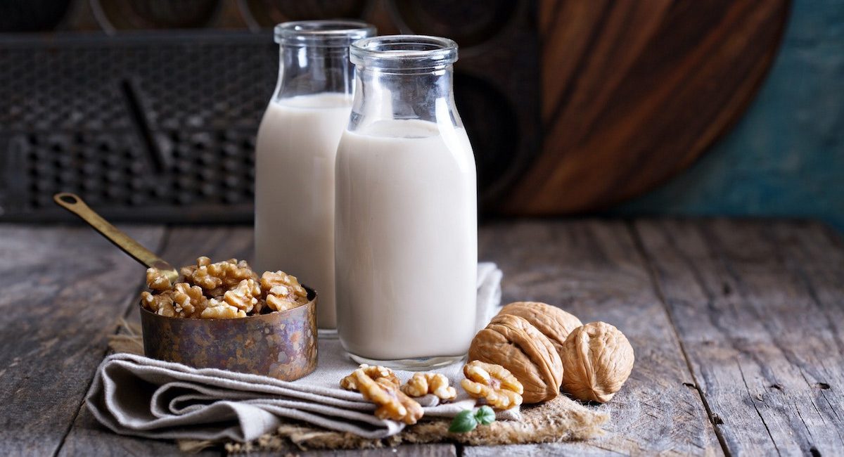 Milk With Walnuts : పాలలో ఇవి కలుపుకొని తింటే జీవితం లో ఎలాంటి సమస్యలు దరిచేరవు..ఒకసారి ట్రై చేసి చూడండి..