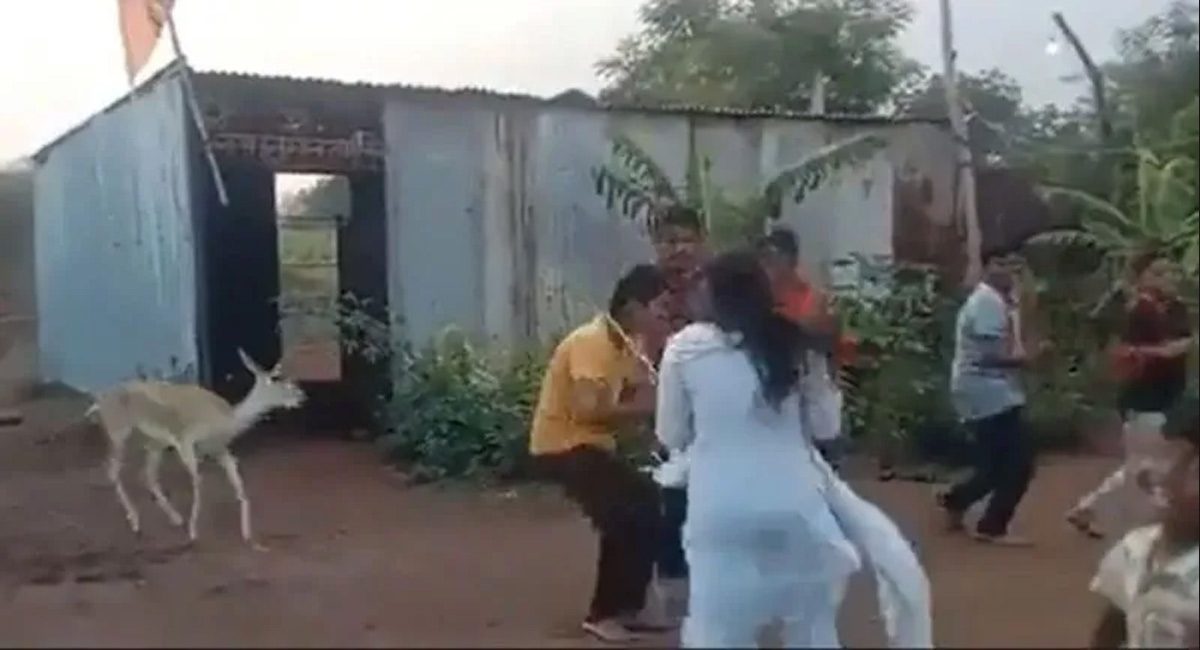 Viral Video : భక్తి గీతాలు వింటూ మైమరిచిపోయి నృత్యం చేస్తున్నజింక… వైరల్ వీడియో